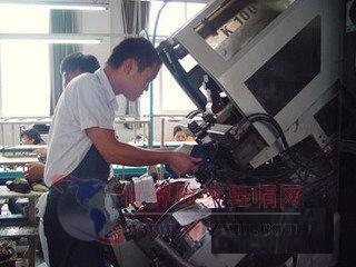 桐鄉市制鞋企業考察百麗、達芙妮生產工廠-世界服裝鞋帽網-行業門戶.全國十佳電子商業行業門戶網站